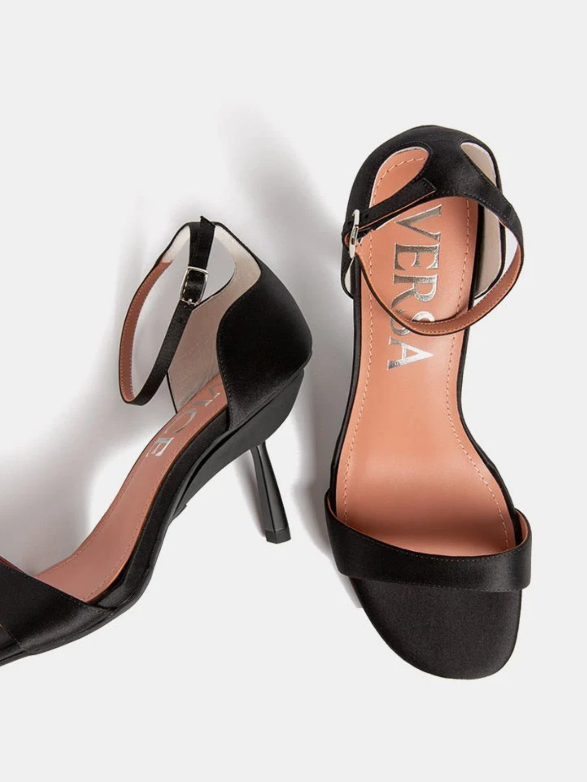 ESSENTIAL IN TWO-TONE
